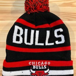 🚫SOLDChicago Bulls Beanie with red and black Pom